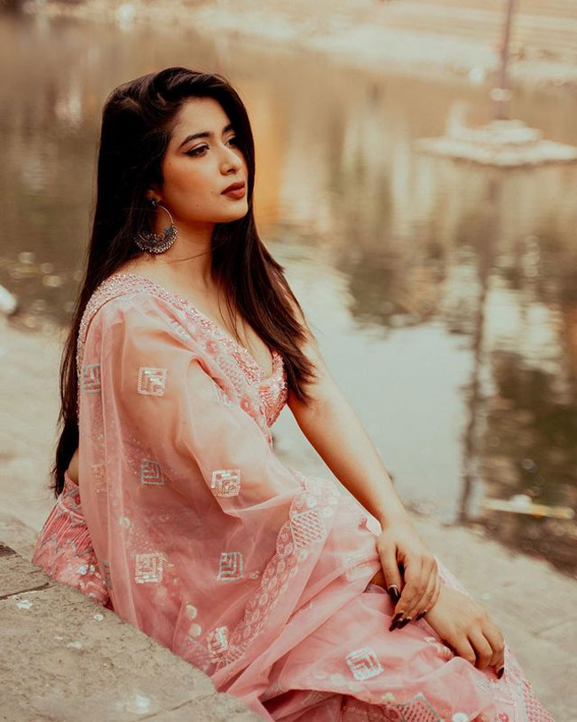 Staggering Glamour Show Of Nikita Sharma In New York